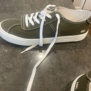 Green canvas madewell low-too court sneakers, 9.5 never worn
